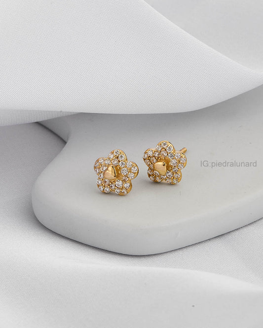 Aretes flor con circonitas y corazón dorado en el centro A74