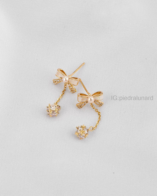 Aretes moño blanco colgante circonita 000