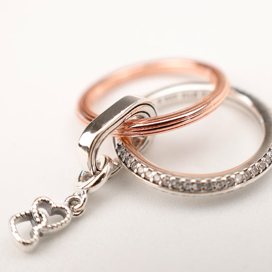 Anillo dual (incluye mini Charm) apilable con conector y mini charm de doble corazón AR05