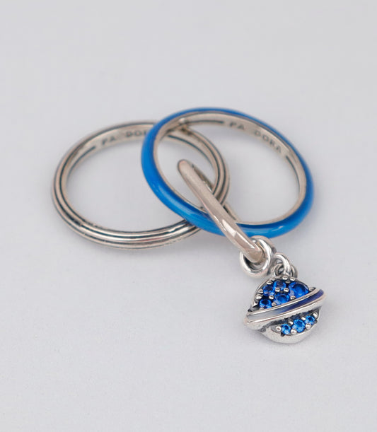 Anillo dual apilable en azul y Plata con conector con Mini Charm Planeta azul y circonitas AP14