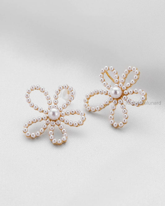 Aretes flor en perlas A10